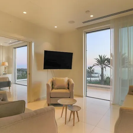 Palace Of Mediterranean Beachfront וילה