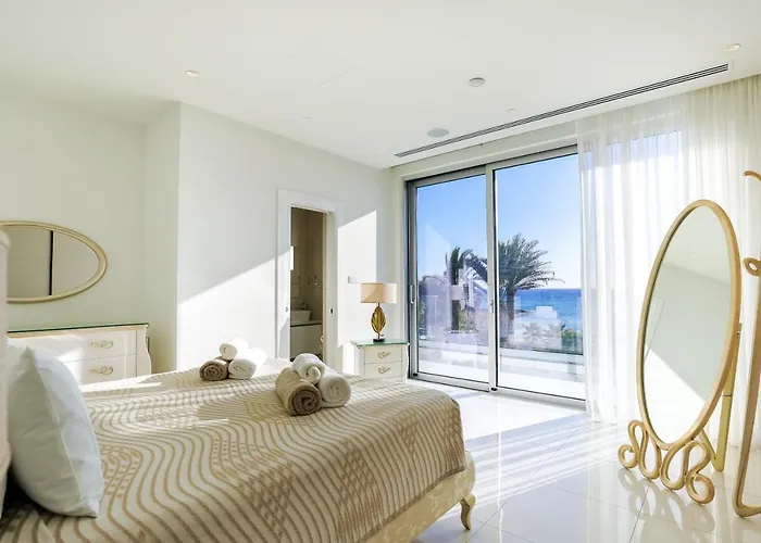 Vila Palace Of Mediterranean Beachfront *